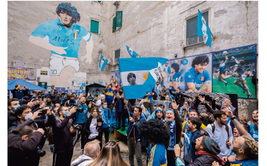 Neapolitańczycy wierzą, że to właśnie Diego Maradona czuwał nad Napoli w walce o odzyskanie po 33 la