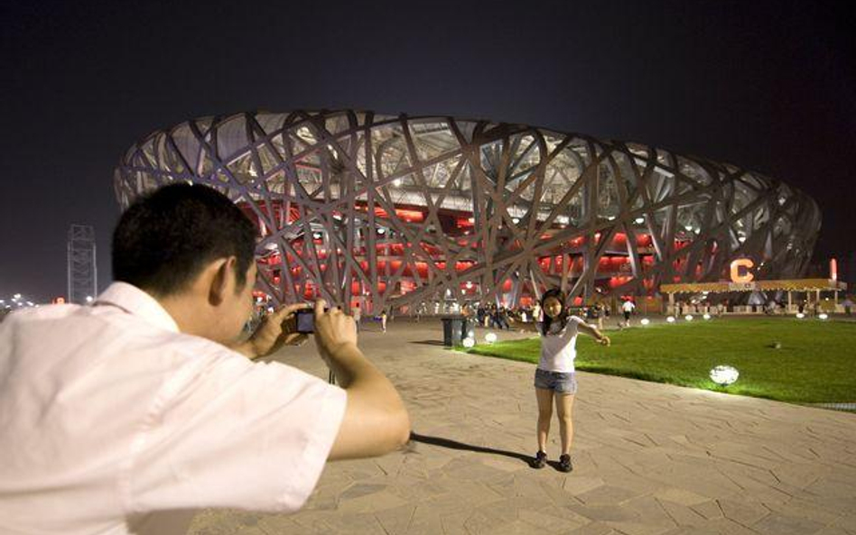 Para Chińczyków przed stadionem w Pekinie