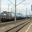 Droga benzyna wpycha podróżnych do pociągów