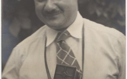 Nieznany fotograf, Roman Vishniac z aparatem Rolleiflex, ok. 1935-1938