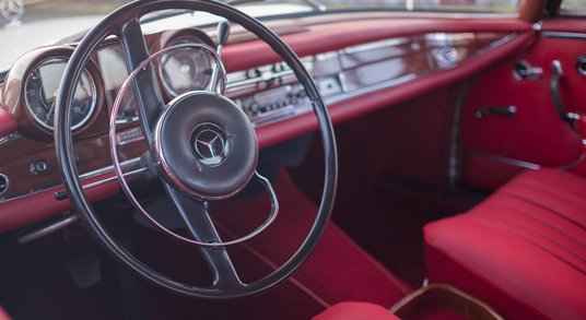 Białe nadwozie pięknie współgra z soczyście czerwonym wnętrzem.