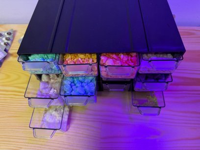 W przeszukiwanym mieszkaniu na Woli policjanci znaleźli duże ilości syntetycznego narkotyku