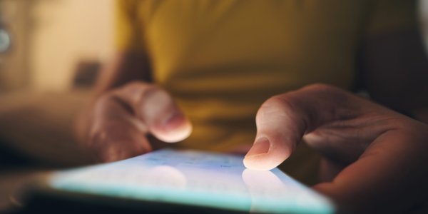 Dlaczego wierzymy w teorie spiskowe? Psycholog: to cecha gat