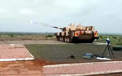 Indie przetestowały 120 mm naprowadzany laserowo pocisk przeciwpancerny odpalany z armaty czołgu Ard
