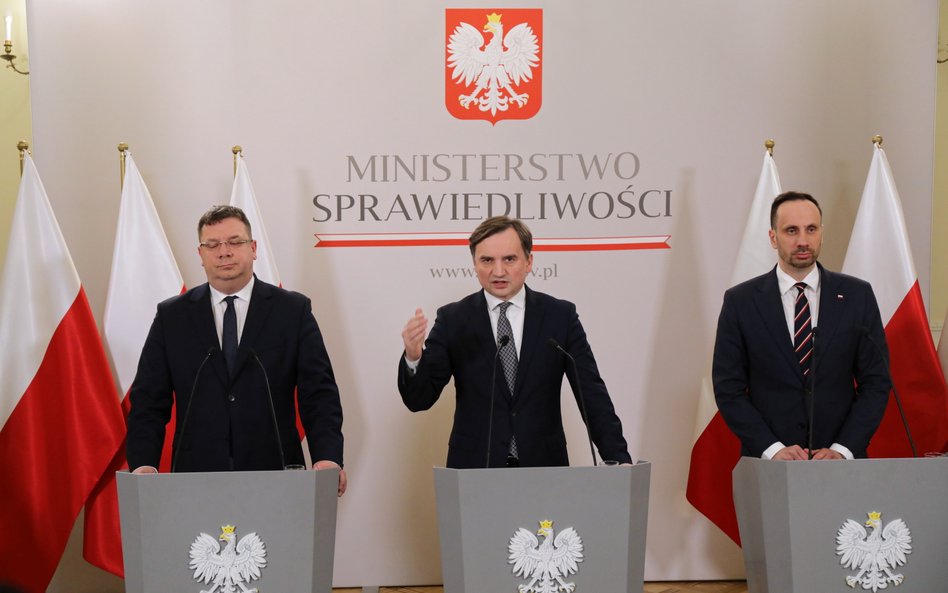 Minister sprawiedliwości, prokurator generalny Zbigniew Ziobro (C), minister – członek Rady Ministró