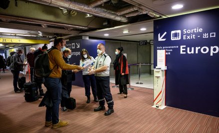 Hiszpania za przywilejami dla zaszczepionych turystów