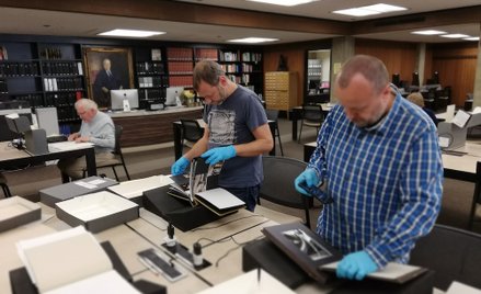 Tomasz Krzyżak (w środku) w Instytucie Hoovera w USA