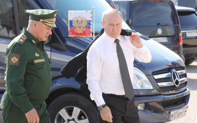 Minister obrony Siergiej Szojgu i prezydent Władimir Putin na Forum Armia 2022