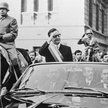 Salvador Allende kilka dni po wygranych wyborach w 1970 r. Samochód prezydencki eskortuje gen. Augus