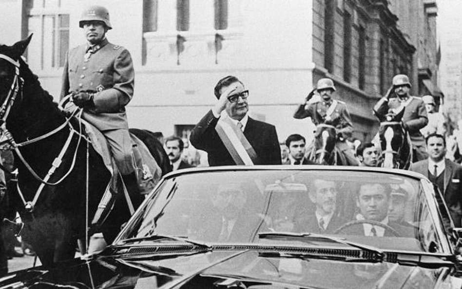 Salvador Allende kilka dni po wygranych wyborach w 1970 r. Samochód prezydencki eskortuje gen. Augus