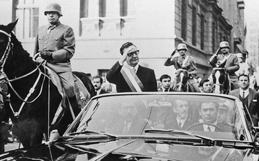 Salvador Allende kilka dni po wygranych wyborach w 1970 r. Samochód prezydencki eskortuje gen. Augus