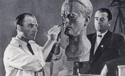 Arno Breker rzeźbi popiersie. Albert Speer, 1940
