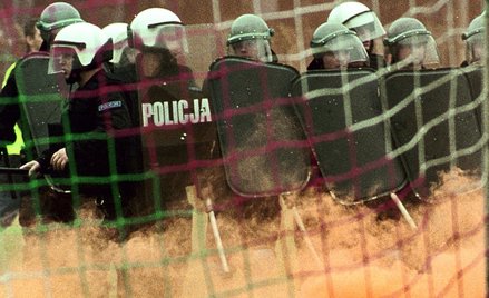 Najważniejsze polskie śledztwo, czyli kto rzucił racę na murawę