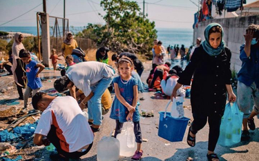 Tymczasowe życie na Lesbos. Kilkanaście dni temu spłonął tu największy w UE obóz dla imigrantów