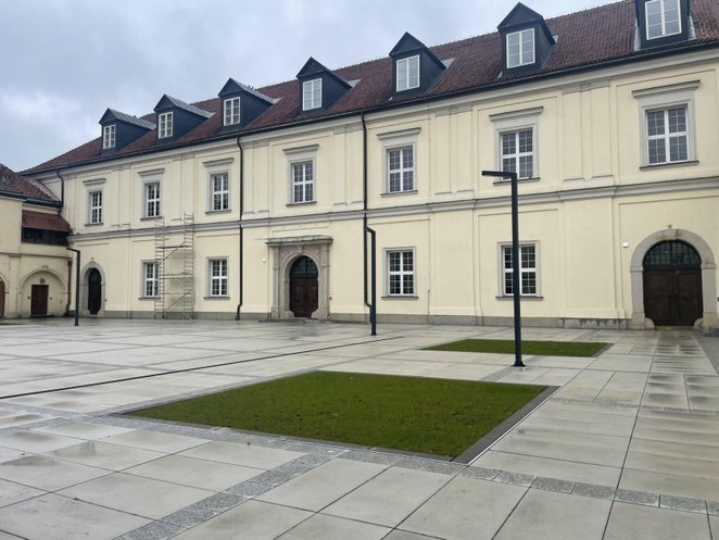 Modernizację przeszedł też dziedziniec, gdzie będą obywać się spotkania i imprezy plenerowe. Wykonan