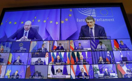 Przewodniczący Rady Europejskiej Charles Michel (z lewej) i Europarlamentu David Sassoli na unijnej 