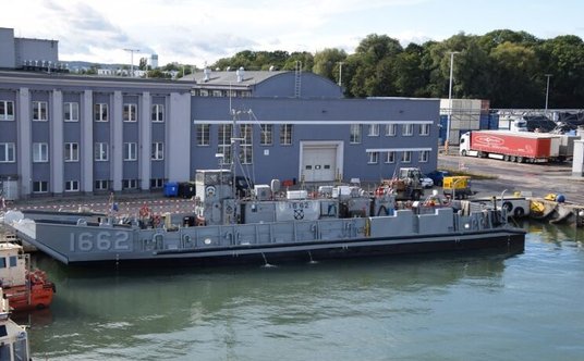 Amerykańska jednostka desantowa typu LCU 1662 typu LCU 1600, która również zawinęła do Gdańska. Okrę