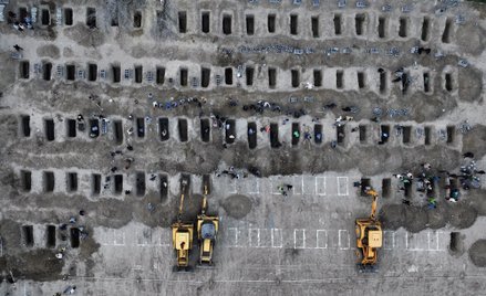 Żałobnicy wykopują groby dla dzieci zabitych w amerykańskim ataku rakietowym na szkołę w irańskim Mi