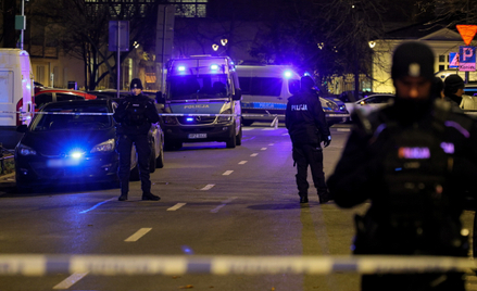 Policja przed budynkiem przy ul. Inżynierskiej 6 na warszawskiej Pradze