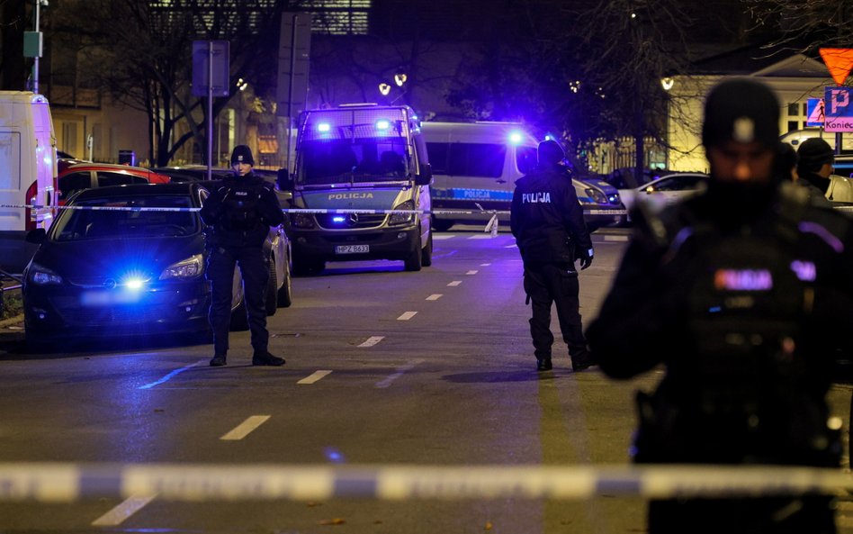 Policja przed budynkiem przy ul. Inżynierskiej 6 na warszawskiej Pradze