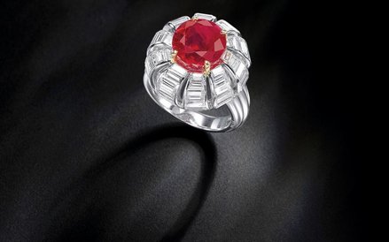 Diamentowy pierścionek z rubinem