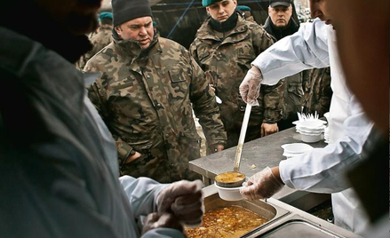 Polowe danie polskiego żołnierza musi mieć wyrazisty smak. Nie da się przy tym pominąć pieczywa i zu