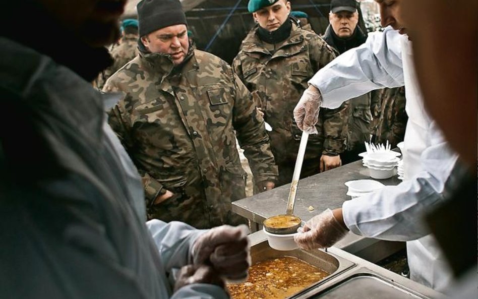 Polowe danie polskiego żołnierza musi mieć wyrazisty smak. Nie da się przy tym pominąć pieczywa i zu