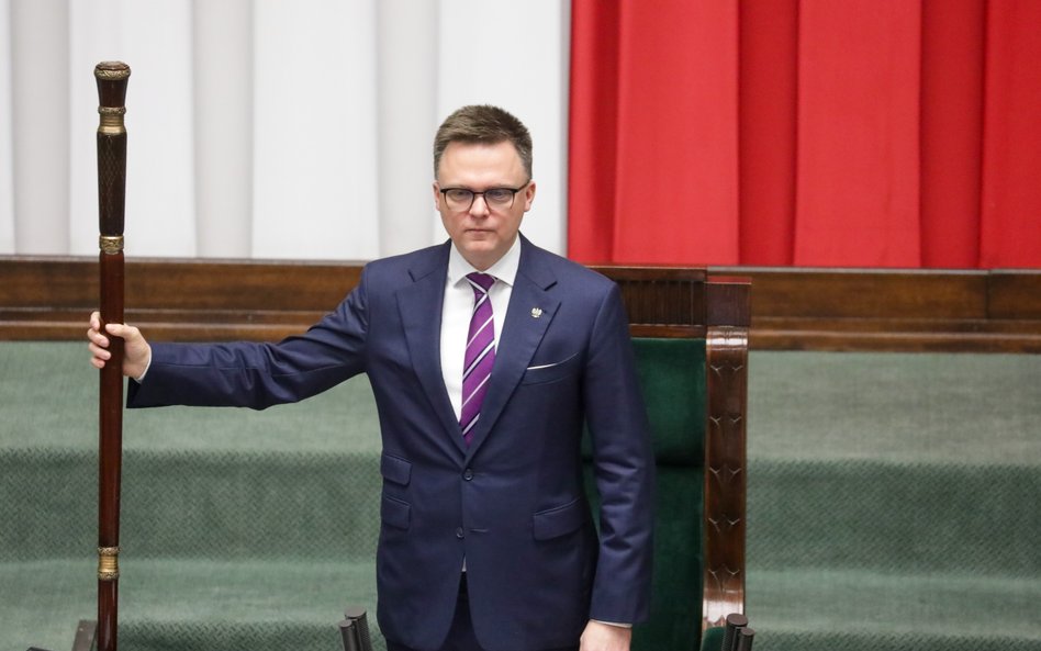 Marszałek Szymon Hołownia na sali obrad Sejmu