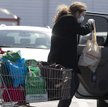 Epidemiolog: Należy dezynfekować zakupy i opakowania