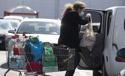Epidemiolog: Należy dezynfekować zakupy i opakowania