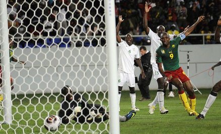 Samuel Eto'o strzela bramkę dla Kamerunu
