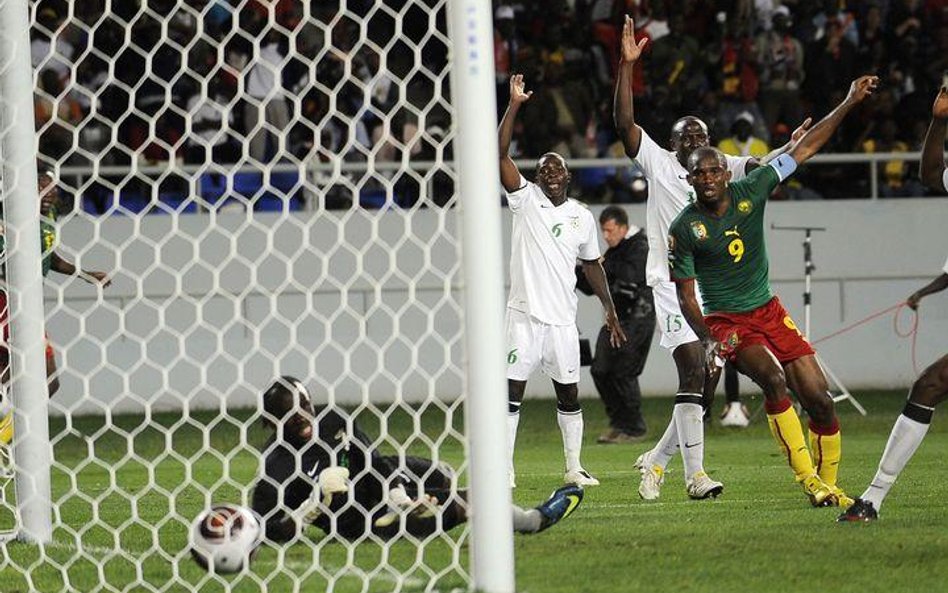 Samuel Eto'o strzela bramkę dla Kamerunu