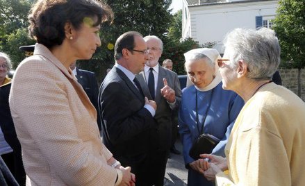 Prezydent Hollande podczas wizyty w podparyskim hospicjum