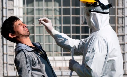 Testy na koronawirusa w osadzie romskiej przeprowadzali słowaccy żołnierze afp