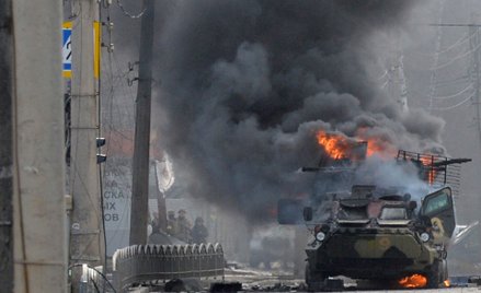 Zniszczony rosyjski transporter opancerzony na Ukrainie