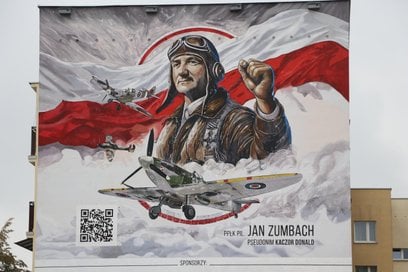 17 października, przy ul. Kazury 2e na Ursynowie, odbyło się uroczyste odsłonięcie wielkoformatowego