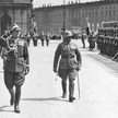 Gen. Tadeusz Kutrzeba w otoczeniu niemieckich oficerów przechodzi przed frontem kompanii reprezentac