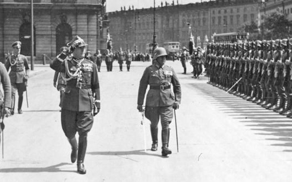 Gen. Tadeusz Kutrzeba w otoczeniu niemieckich oficerów przechodzi przed frontem kompanii reprezentac