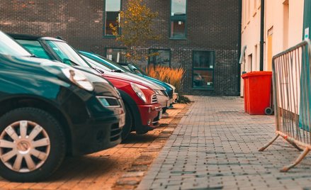 Uszkodzili samochód na osiedlowym parkingu? Ochrona musi udostępnić nagranie z monitoringu