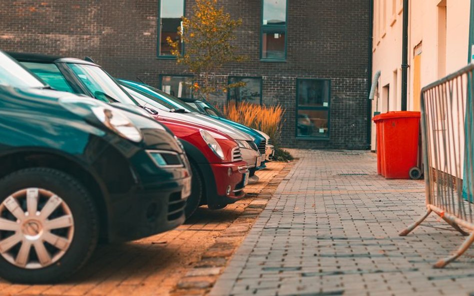 Uszkodzili samochód na osiedlowym parkingu? Ochrona musi udostępnić nagranie z monitoringu