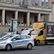 Przejazd samochodu Fundacji Pro-Prawo do życia pod eskortą policji