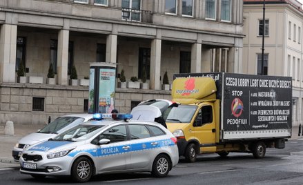 Przejazd samochodu Fundacji Pro-Prawo do życia pod eskortą policji