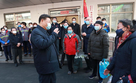 Pekin, 10 lutego. Xi Jinping pojawił się publicznie i to z maską na twarzy. Przeprowadzał inspekcję 