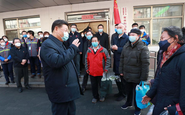 Pekin, 10 lutego. Xi Jinping pojawił się publicznie i to z maską na twarzy. Przeprowadzał inspekcję 