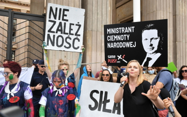 "Gruntujemy Cnoty Niewieście": Przeciw wizji ministra Przemysława Czarnka. Protest przed MEiN
