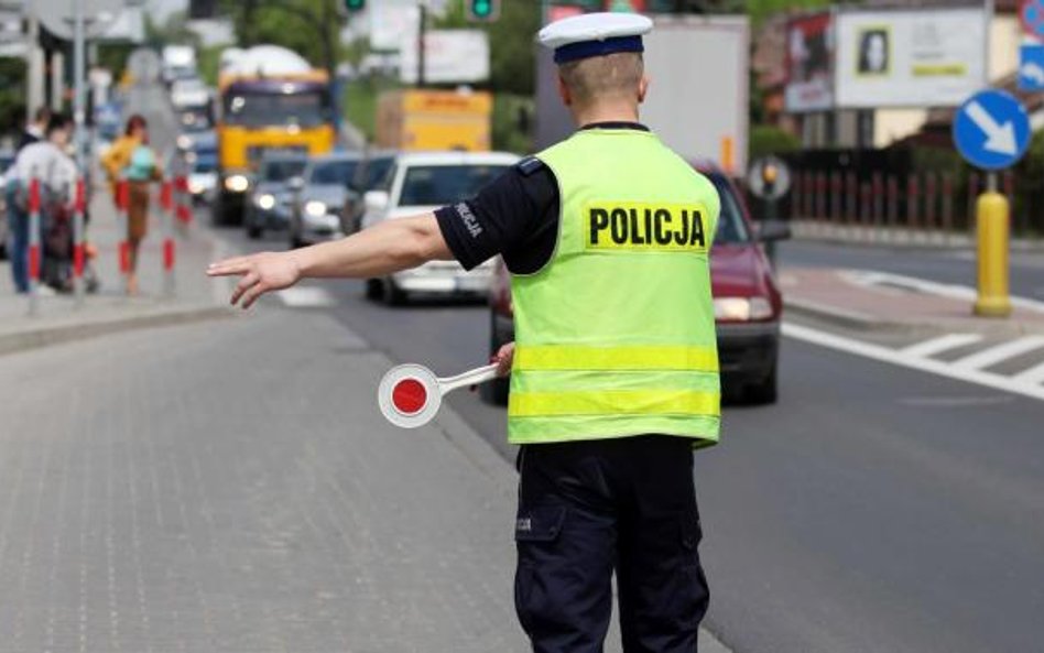 Policjanci drogówki rzadziej dziś biorą łapówki od kierowców