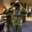 W taki kombinezon i hełm ubrany jest pilot F - 16