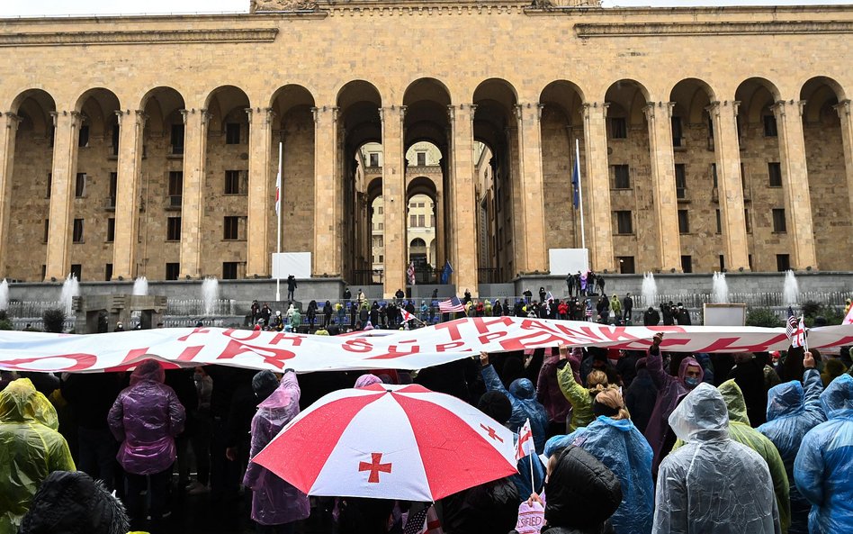 Manifestanci przed budynkiem parlamentu Gruzji