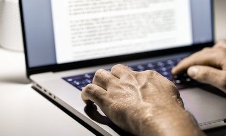 Haitańsko-kanadyjski pisarz został oskarżony o korzystanie z AI