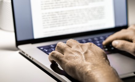 Haitańsko-kanadyjski pisarz został oskarżony o korzystanie z AI